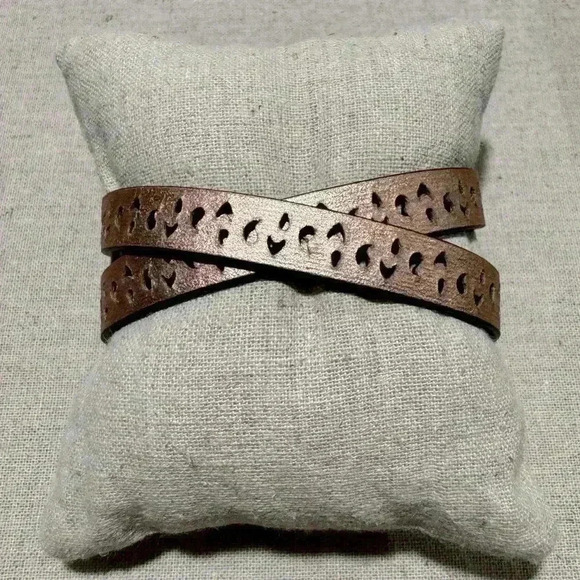 Stella & Dot Lace Detail Reversible Wrap Leather Bracelet - Picture 6 of 7